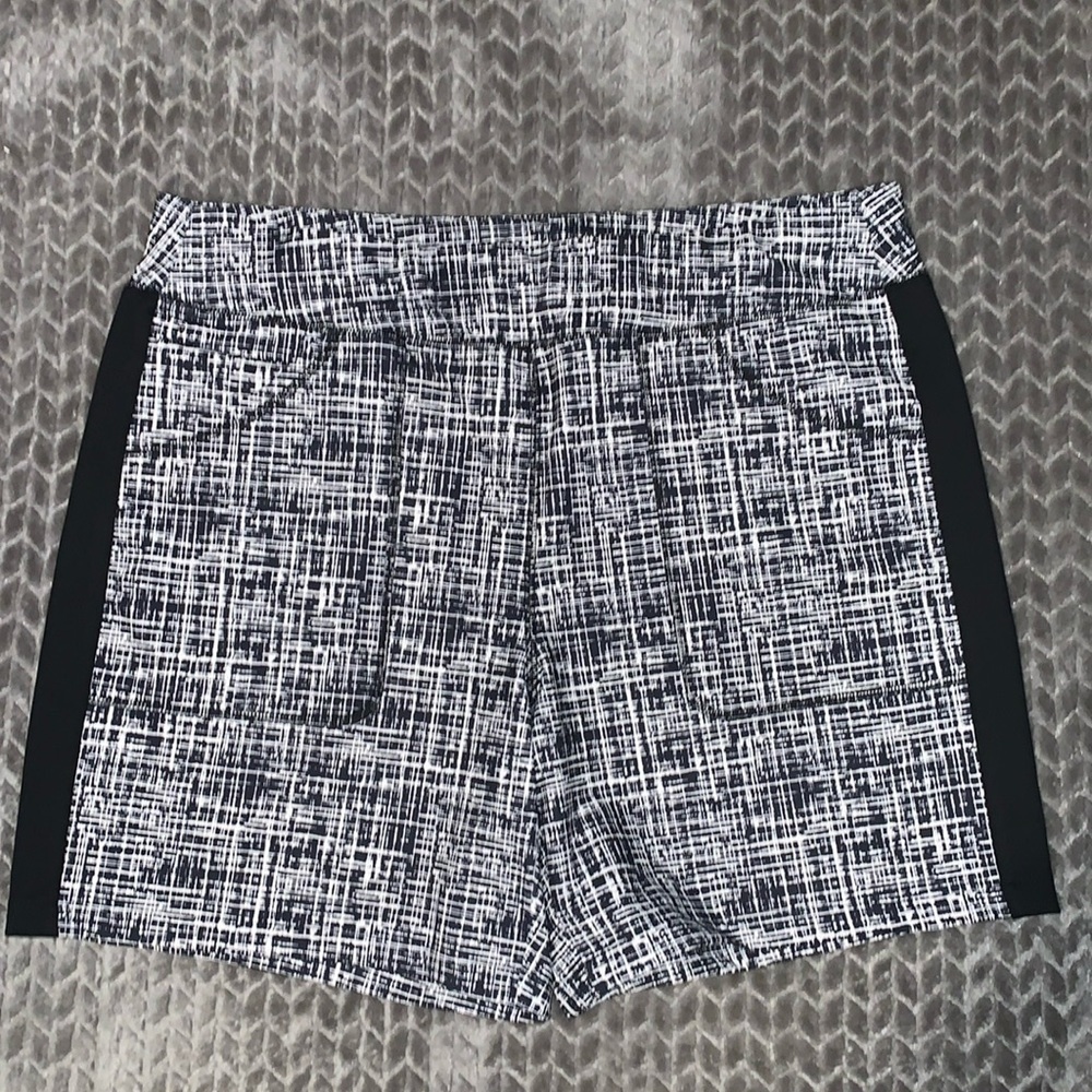 NWOT Lands End Golf‎ Shorts.  Size 14-16.
